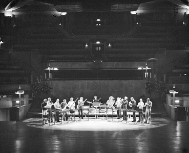880339 Afbeelding van een repetitie van het Nederlands Blazers Ensemble voor een van de openingsconcerten in ...